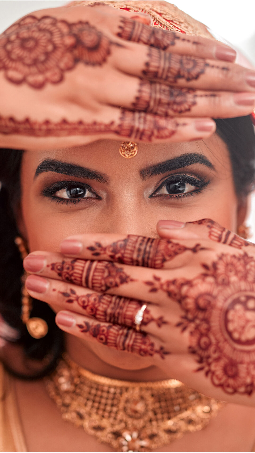 A bride flaunting her beautifull eyes with applying kajal